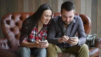 mulher e homem usando aplicativo interessante no smartphone