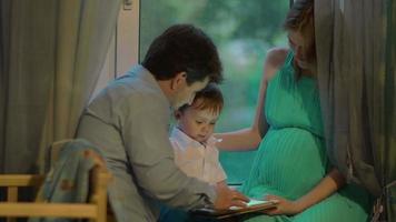 família passando a noite com o tablet pc video