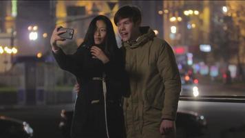 couple d'adolescents posant pour selfie, amis faisant des grimaces pour photo drôle video