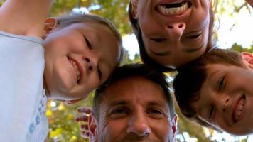 família feliz no parque junto video