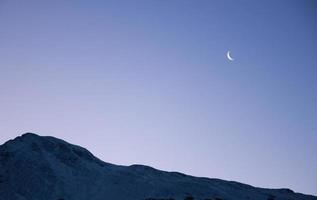 paisaje con luna menguante y montaña en ushuaia argentina
