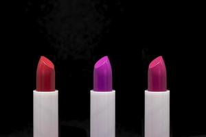 tres lápices labiales de colores foto