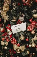 árbol de navidad con decoración y una nota foto