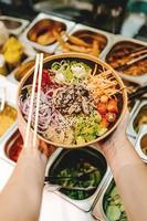 persona sosteniendo un plato de ensalada foto