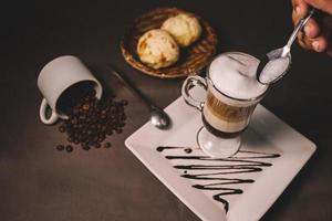 una cucharada de espuma sobre una bebida de café foto