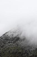 niebla y nubes sobre las montañas foto