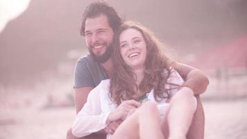 pareja joven, sentado, amorosamente, juntos, en la playa video