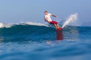 surfeando una ola. isla de Bali. Indonesia.