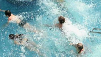 hd: grupo de niños saltan juntos en la piscina video