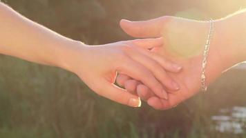 liefde, vriendschapsteken, man en vrouw hand in hand samen video