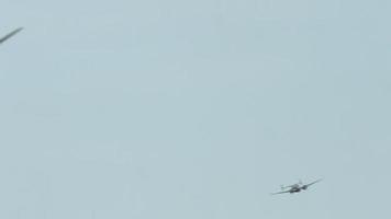 c-47 skytrain und c-60 lodestar fliegen zusammen video