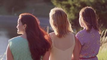 trois jeunes femmes passent du temps ensemble dans le parc video