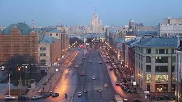 vista notturna di mosca da un punto alto (un ponte di osservazione sull'edificio del negozio centrale per bambini), russia