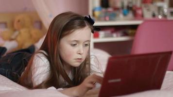 flicka på bärbar dator