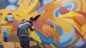 grafiteiro pintando na parede, interior video