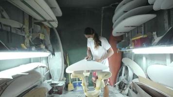 surfplank vormgeven, shaper handschuren surfplank