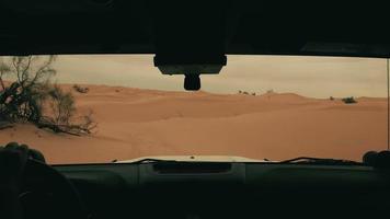 conduciendo un coche todoterreno en el desierto del sahara video