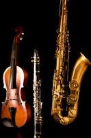 música saxo saxofón tenor violín y clarinete en negro
