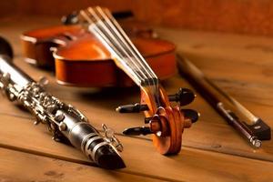 violín y clarinete de música clásica en madera vintage foto