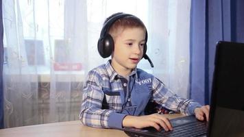 bébé parle sur Internet, le garçon parle à des amis sur l'ordinateur, vidéo