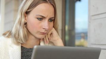 vrouw online winkelen via laptop in café video