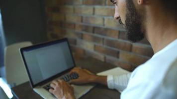 freelancer masculino inteligente trabalhando em notebook video