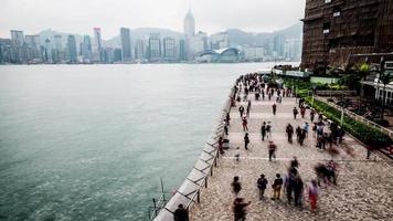 Hong kong, china-nov 12,2014: la vista de pájaro de la avenida de las estrellas en la bahía victoria de hong kong, china video