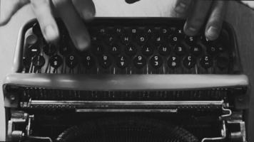 digitando su una vecchia macchina da scrivere
