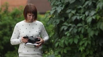 mujer joven pelirroja con casco vr para teléfonos inteligentes. realidad aumentada video