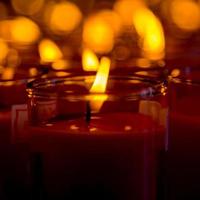 velas de la iglesia en candelabros rojos transparentes