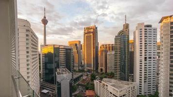 Kuala Lumpur, Maleisië - circa oktober 2015: mooie zonsopgangscène van dag tot nacht boven de stad Kuala Lumpur. time-lapse. met de beroemde toren van Kuala Lumpur en andere gebouwen in de buurt.