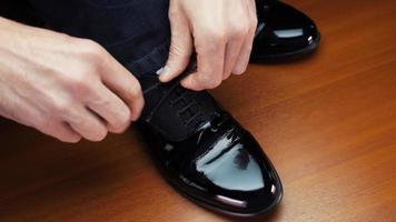 Man laces his shoes