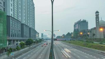 4k-bilder av trafik tidsfördröjning på Kuala Lumpur under soluppgång. zooma in.
