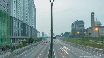 4 k-beelden van verkeer time-lapse in Kuala Lumpur tijdens zonsopgang. pan van rechts naar links. video