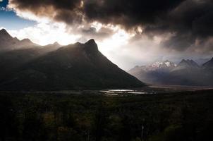 paisaje de montaña en ushuaia argentina en atardecer