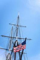 bandera americana en el mástil del barco foto