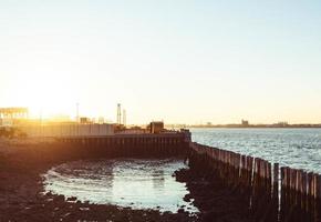 Muelle de madera marrón en el mar durante el día foto