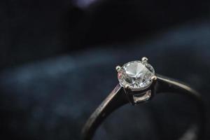 anillo de diamantes simple foto