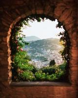 vista de la ciudad a través del arco foto