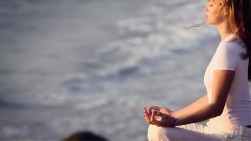 junge Frau praktiziert das Yoga. video