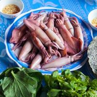 calamar fresco al vapor, una deliciosa comida vietnamita foto