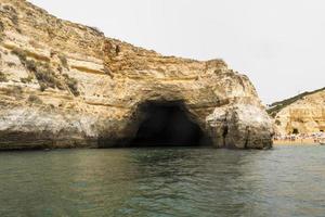 Cuevas de la playa de Benagil, Algarve, Portugal foto