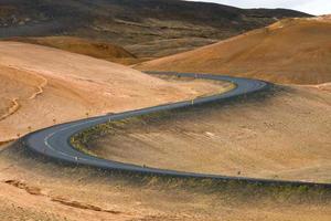 camino sinuoso en islandia foto