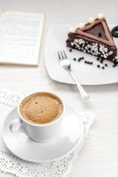 café y pastel de chocolate foto