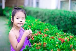 niña de pie en el parque foto