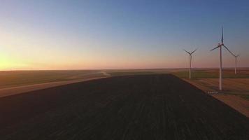 Flygfoto över kluster av vindkraftverk i lantbruksfält video