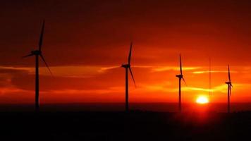 Signal de lever du soleil orange vif éoliennes de pointe de l'énergie verte de Washington
