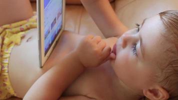 clouse-up porträtt litet barn på tabletten ser tecknad. full HD. 1920x1080