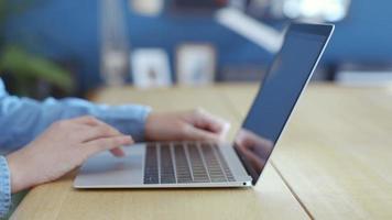 buik van vrouw online scrollen op laptop thuis