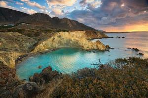 paisaje costero en creta, grecia.